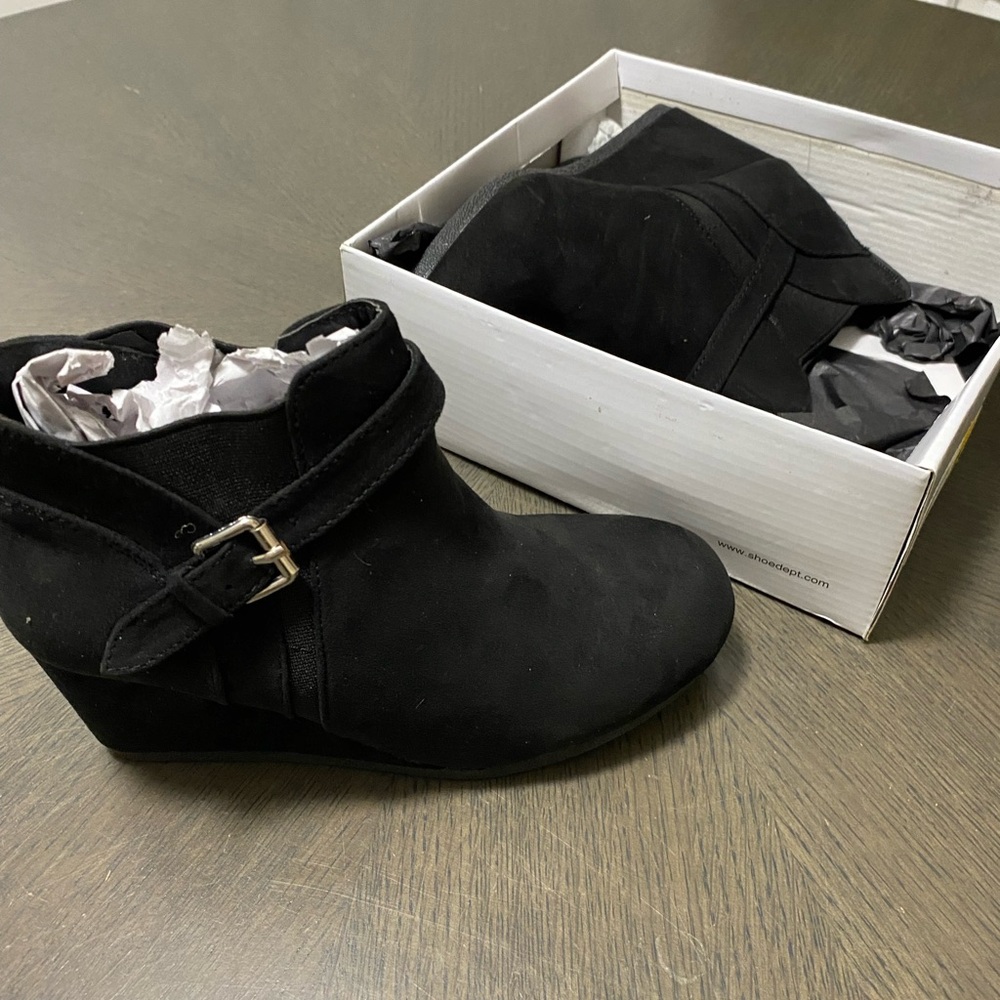 Brand new booties size 3y